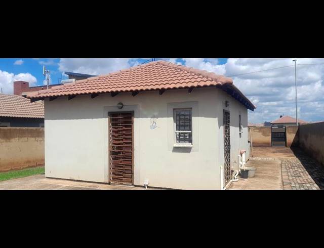 2 BEDROOM HOUSE FOR SALE IN LUFHERENG